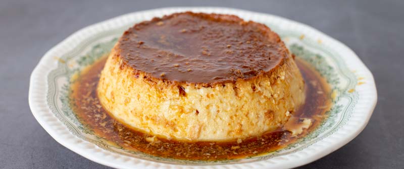 Crème Caramel på en tallrik